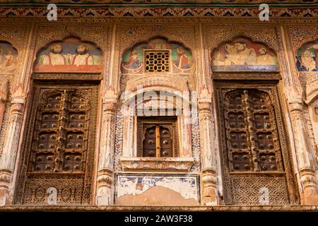 Indien, Rajasthan, Shekhawati, Mandawa, bemalte Wände und Fenster dekorierter Haveli werden als historisches Hotel wiederhergestellt Stockfoto