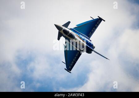 Berlin - Jun 2, 2016: Sonderlackierter Eurofighter Taifun der deutschen Luftwaffe in einer Flugschau auf der Berliner ILA Airshow. Stockfoto