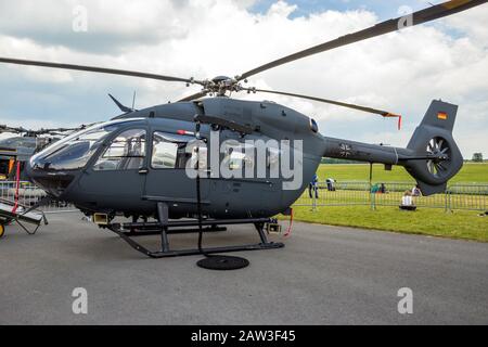 Berlin - Jun 2, 2016: Deutscher Luftwaffenhubschrauber Airbus H145M auf der Berliner ILA Air Show zu sehen. Stockfoto