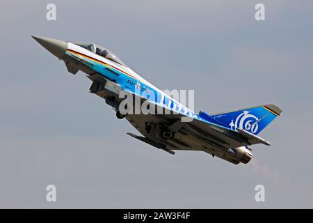 Berlin - Jun 2, 2016: Sonderlackierter Eurofighter Taifun der deutschen Luftwaffe in einer Flugschau auf der Berliner ILA Airshow. Stockfoto