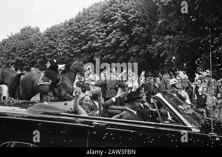 Engagement Prinzessin Beatrix und Claus von Amsberg Prinzessin Beatrix und Claus im offenen Auto unter dem Konfettidatum: 29. Juni 1965 Ort: Den Haag, Südholland Schlagwörter: Konfetti, Touren, Engagements Personenname: AMSBERG, Claus von, Beatrix, Prinzessin Stockfoto