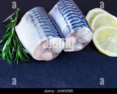 Nahaufnahme Roher, geschnittener Makrelenfisch auf dunklem Hintergrund Stockfoto