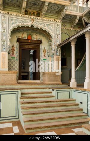 Indien, Rajasthan, Shekhawati, Mandawa, führt zu einer dekorierten Tür von Harlaklka Haveli, einem neu restaurierten Kulturhotel Stockfoto