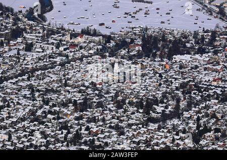 Garmisch Partenkirchen, Deutschland. Februar 2020. Die Dächer des Garmischer Stadtteils sind schneebedeckt. Kredit: Karl-Josef Hildenbrand / dpa / Alamy Live News Stockfoto