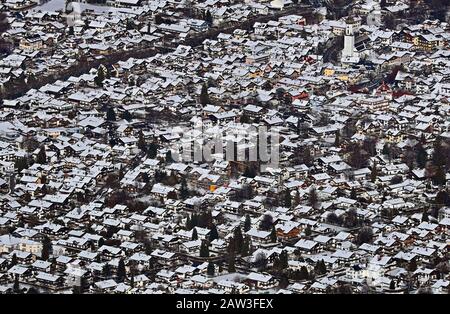 Garmisch Partenkirchen, Deutschland. Februar 2020. Die Dächer des Garmischer Stadtteils sind schneebedeckt. Kredit: Karl-Josef Hildenbrand / dpa / Alamy Live News Stockfoto