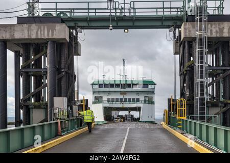 MV Salish Fähre, die von Port Townsend zur Endstation auf der Insel Whidbey kommt, nachdem sie das Admiralty Inlet, Puget Sound Basin, Washington, USA überquert hat Stockfoto