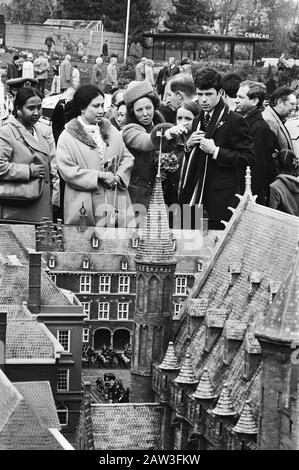 Präsident Ziaur Rahman aus Bangladesch und Frau im Land Prinzessin Beatrix und Frau Begem Ziaur Rahman besuchen Madurodam Datum: 23. April 1979 Schlüsselwörter: Prinzessinnen, Staatsbesuche Personenname: Beatrix, Prinzessin, Ziaur Rahman, Begem Stockfoto