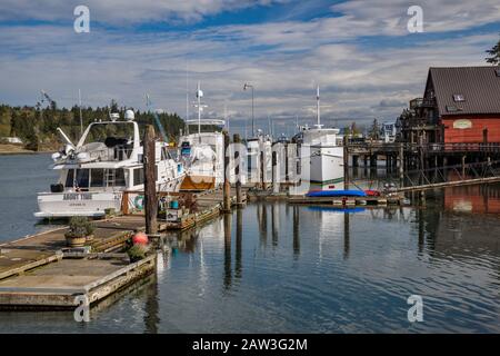 Boote an der Küste von La Conner im Swinomish Channel, Skagit Bay, Puget Sound, in La Conner, Washington, USA Stockfoto