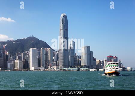 Hong Kong Harbour - eine Fähre, die sich an einem sonnigen Tag über den Victoria Harbour, den Hafen von Hongkong, Hongkong Asien, macht Stockfoto