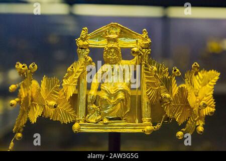 Ägypten, Kairo, Ägyptisches Museum, diadem, das zum Schatz von Dush gehört, in einem Zwischenspeicher im Dush-Tempel gefunden. Römerzeit, in Gold. Der gott Serapis. Stockfoto