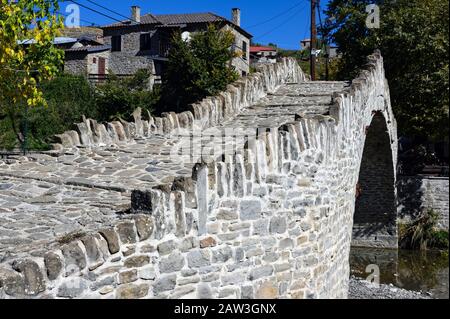 Blick auf die traditionelle Steinbrücke von Dotsiko bei Grevena im Nordwesten Griechenlands Stockfoto