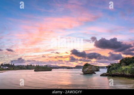 Blick auf die Insel Kouri, Okinawa, Japan von der Insel Yagaji in der Dämmerung. Stockfoto