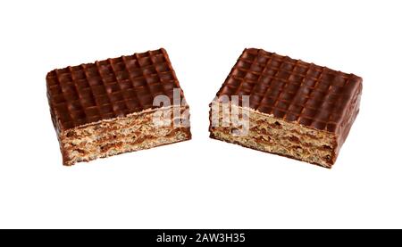 Сhocolate Wafer isoliert auf weißem Hintergrund. Stücke köstliche Schokoladenriegel. Schokoladenbonbons. Wafer-Scheibe. Stockfoto