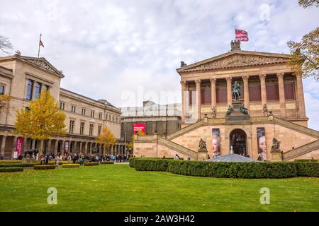 Berlin, Deutschland - 26. Oktober 2013: Außenansicht der alten Nationalgalerie auf der Museumsinsel in Berlin-Mitte. Neues Museum (Ne Stockfoto