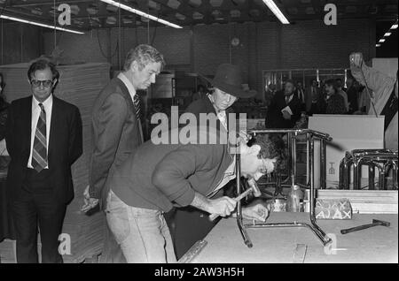 Prinzessin Beatrix eröffnete einen geschützten Workshop Ergon Jobs Prinzessin Beatrix eine Führung Datum: 19. April 1977 Ort: Eindhoven, Noord-Brandant Schlüsselwörter: Reisen, Eröffnungen, Prinzessinnen, Sozialarbeitsname: Beatrix (niederländische Prinzessin) Stockfoto