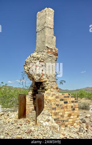 Die gespenstischen Überreste eines alten Kamins aus einem Haus, das vor langer Zeit in der Geisterstadt Freeman Arizona niederbrannte. Stockfoto