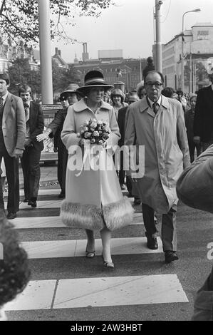 Eckpfeiler für den im Bau befindlichen Neubau des Staatsrates in Kneuterdijk Den Haag, der von Prinzessin Beatrix Prinzessin Beatrix zusammen mit Ruppert, Vice President of, errichtet wurde. Staatsrat, unterwegs vom Innenhof zur Baustelle Datum: 10. Oktober 1979 Ort: Den Haag, Südholland Schlüsselwörter: Eersteenleggingen, Gebäude, Bau, Prinzessinnen, Wanderperson Name: Beatrix, Prinzessin, Ruppert, Marinus Institution Name: Staatsrat: Croes, Rob C./Anefo Urheberrechtsinhaber: National Archives Material Typ: Negative (schwarz/weiß) Archivinventarnummer: Siehe Zugriff 2.24.01.0 Stockfoto