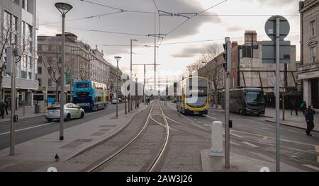 Dublin, Irland - 12. Februar 2019: Typischer irischer Doppeldeckerbus mit seinen Passagieren im Stadtzentrum an einem Wintertag Stockfoto