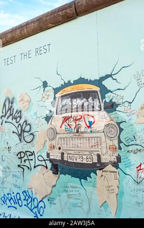 Berlin, Deutschland - 26. Oktober 2013: Das Murial mit dem Titel "Test the Rest" von Birgit Kinder an einem Überbleibsel der Berliner Mauer, East Side Gallery, Berlin. Stockfoto