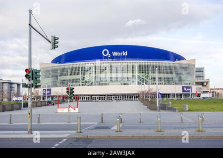 Berlin, Deutschland - 26.10.2013: Blick auf die o2-Weltarena, eine Hallenarena für Sport- und Musikveranstaltungen. Stockfoto