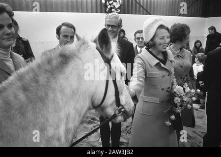 Prinzessin Beatrix eröffnete Willem Alexander Manege Arnhem Annotation: Heiß jetzt in Manege 't BIO-Bos? Prinz Willem-Alexander Manege befindet sich [2012] in Amsterdam (Hrsg.) Datum: 4. November 1971 Ort: Arnhem Schlüsselwörter: Stables Person Name: Beatrix, Princess Institution Name: Willem-Alexander Manege Stockfoto