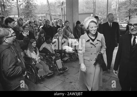 Prinzessin Beatrix eröffnete Willem Alexander Manege Arnhem Annotation: Heiß jetzt in Manege 't BIO-Bos? Prinz Willem-Alexander Manege befindet sich [2012] in Amsterdam (Hrsg.) Datum: 4. November 1971 Ort: Arnhem Schlüsselwörter: Stables Person Name: Beatrix, Princess Institution Name: Willem-Alexander Manege Stockfoto