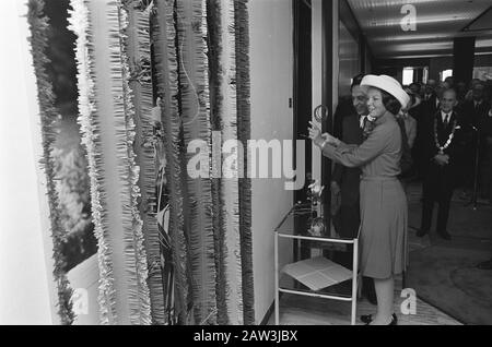 Prinzessin Beatrix eröffnete das Willem Alexander Hospital in den Bosch; Prinzessin Beatrix mit Bildern Datum: 26. September 1974 Standort: Den Bosch Schlüsselwörter: Enthüllungen, Öffnungen, Prinzessinnen, Krankenhäuser Personenname: Beatrix, Princess Institution Name: Willem-Alexander Hospital Stockfoto