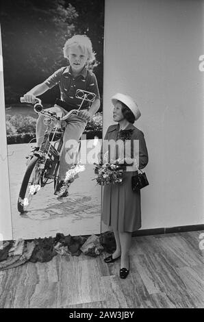 Prinzessin Beatrix eröffnete das Willem Alexander Hospital in den Bosch; Beatrix enthüllt ein Bild von Willem Alexander. Datum: 26.September 1974 Ort: Den Bosch Stichworte: Enthüllungen, Eröffnungen, Prinzessinnen, Krankenhäuser Personenname: Beatrix, Prinzessin, Willem-Alexander, Prinz von Orange Stockfoto