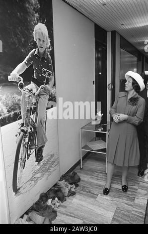 Prinzessin Beatrix eröffnete Willem Alexander Hospital in den Bosch; Prinzessin Beatrix mit Foto Willem Alexander Datum: 26. September 1974 Standort: Den Bosch Schlüsselwörter: Eröffnungen, Prinzessinnen, Krankenhäuser Personenname: Beatrix, Prinzessin, Willem-Alexander, Prinz von Orange Stockfoto