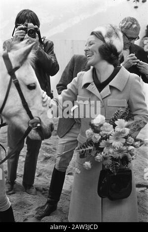 Prinzessin Beatrix eröffnete Willem Alexander Manege Arnhem Annotation: Heiß jetzt in Manege 't BIO-Bos? Prinz Willem-Alexander Manege befindet sich [2012] in Amsterdam (Hrsg.) Datum: 4. November 1971 Ort: Arnhem Schlüsselwörter: Stables Person Name: Beatrix, Princess Institution Name: Willem-Alexander Manege Stockfoto