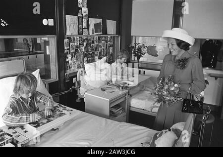 Prinzessin Beatrix eröffnete das Willem Alexander Hospital in den Bosch; Prinzessin Beatrix während der Führung durch das Krankenhaus Datum: 26. September 1974 Standort: Den Bosch Schlüsselwörter: Eröffnungen, Prinzessinnen, Führungen, Krankenhäuser Personenname: Beatrix, Princess Institution Name: Willem-Alexander Hospital Stockfoto