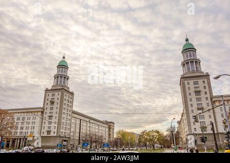 Berlin, Deutschland - 26. Oktober 2013: Kunstgalerie mit dem Namen Galerie im Turm im Bezirk Friedrichshain-Kreuzberg, Berlin. Heute zeigt es besonders Kunst Stockfoto