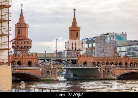 Brücke Oberbaumbrücke - eine internationale Gedenkstätte für die Freiheit. Ehemalige Berliner Mauer - eine Barriere innerhalb Deutschlands, teilte das Land mit. Stockfoto