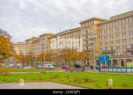 U-Bahnhof Frankfurter Tor im Bezirk Friedrichshain mit Gebäuden im Hintergrund am Ende der berühmten Karl-Marx-Allee. Stockfoto