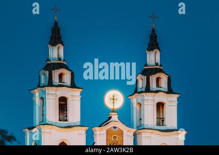 Minsk, Weißrussland. Mondaufgang über der Kathedrale Des Heiligen Geistes In Minsk. Berühmte und wichtigste orthodoxe Kirche Weißrusslands in Minsk Stockfoto