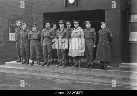 Armee [Armee] Anefo London Serie Prinzessin Irene Brigade: Die Bn Cdr. Col van Voorst Evekink mit belgischen Offizieren und N.C.O's, die das Training einverhielten, unterhielt sich auf der niederländischen Bde. Der Brigade Kommandeur Oberst Van Voorst Evekink mit belgischen Offizieren und NCOs, die auf Einladung der niederländischen Brigade an der Übung teilnehmen. Anmerkung: David van Voorst Evekink war vom 2. September 1941 bis 6. Januar 1942 Kommandeur der Prinzessin Irene Brigade Datum: 1941 Ort: Großbritannien Schlagwörter: Armeebeamte, Soldaten, Name der Person des zweiten Weltkriegs: Anhänger Evekink, David van Stockfoto