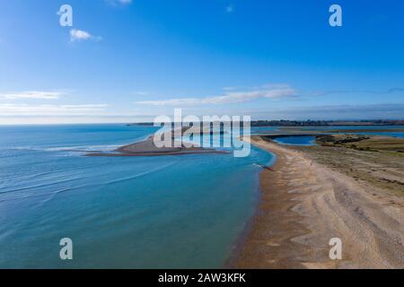 Pagham Beach mit einer beeindruckenden Bucht und dem Eingang zum Pagham Harbour. Stockfoto