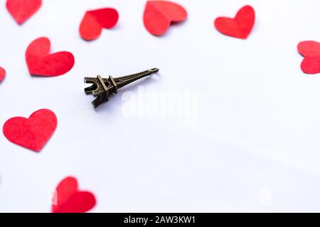 Valentines Foto im Stillleben mit Eiffelturm und roten Herzen isoliert auf weißem Hintergrund mit Kopierraum. Konzept für Geschenk, Grußkarte. Stockfoto