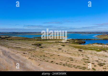 Pagham Harbour Naturreservat vom Strand Luftbild an einem schönen sonnigen Wintertag. Stockfoto