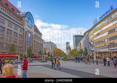 Berlin, Deutschland - 28. Oktober 2013: Blick vom Wittenbergplatz in Richtung Kirche Kaiser-Wilhelm-Gedächtnis-Kirche - berühmtes Einkaufszentrum KaDeWe On Stockfoto