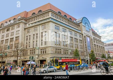 Berlin, Deutschland - 27. Oktober 2013: Berühmtes Einkaufszentrum KaDeWe - es bietet Waren zu einem oberen Preissortiment. Menschen vor dem Gebäude. Stockfoto