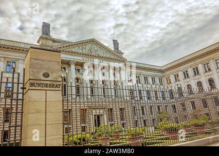 Berlin, Deutschland - 28. Oktober 2013: Außenansicht des deutschen Bundesrates. Sitz des Bundesrates in der Leipziger Straße, Berlin, Deutschland. Stockfoto