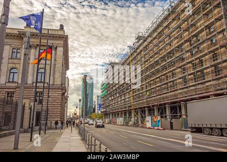 Berlin, Deutschland - 28. Oktober 2013: Straße Leipziger Straße - Blick in Richtung Potsdamer Platz, Deutscher Bundesrat links. Stockfoto