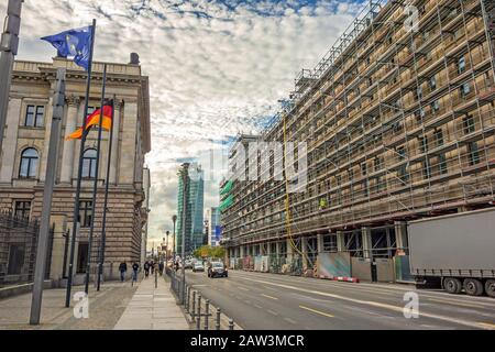 Berlin, Deutschland - 28. Oktober 2013: Straße Leipziger Straße - Blick in Richtung Potsdamer Platz, Deutscher Bundesrat links. Stockfoto