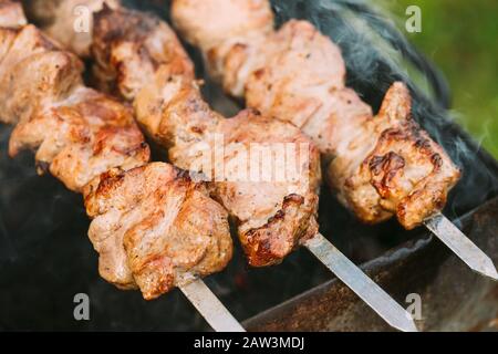 Gegrilltes Mariniertes Kaukasus-Grillfleisch Shashlik Shish Kebab Schweinefleisch Grillen Auf Metallspieß Stockfoto