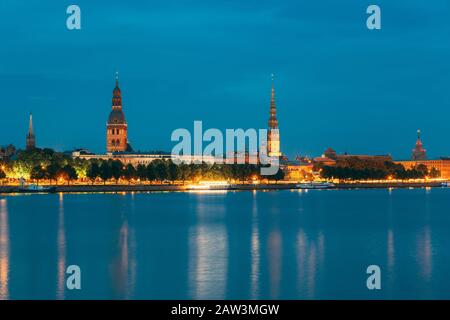 Riga, Lettland. Panorama-Blick Auf Die Stadt Daugava Oder Den Fluss Western Dvina Im Zentrum Der Stadt Mit Berühmten Sehenswürdigkeiten In Heller Beleuchtung Stockfoto