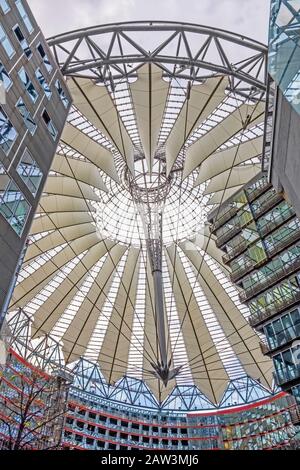 Berlin, 28. Oktober 2013: Sony Center am Potsdamer Platz - eine Gebäudegruppe im Bezirk Tiergarten, Berlin-Mitte. Stockfoto
