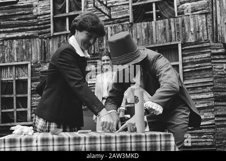 Prinzessin Margriet besucht 25 (Zelte) Lager für Skipper-Kinder auf dem Gelände Der Zandkreek Hattum Prinzessin Margriet (L) spielt in einem Stück Datum: 15. Juni 1981 Ort: Scotland Hattem Schlüsselwörter: Besuche, Lager, Prinzessinnen, Name der Theaterperson: Marguerite (Prinzessin Niederlande) Stockfoto