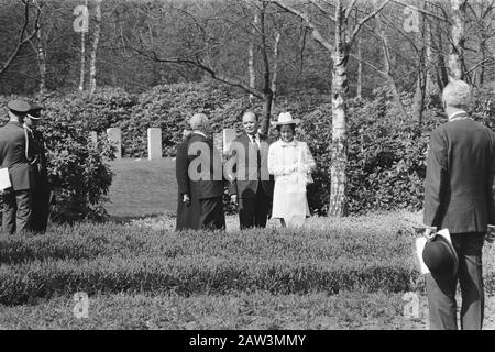 Besuch des kanadischen Gouverneurs Roland Michener, seine Beschreibung: Prinzessin Margriet (r) und Gouverneur General Michener (l) auf dem kanadischen Kriegsfriedhof in holten Datum: 15. April 1971 Ort: Holten, Overijssel Schlüsselwörter: Friedhöfe, Gouverneursgenerale, Prinzessinnen Personenname: Margriet, Prinzessin, Michener, Roland Stockfoto