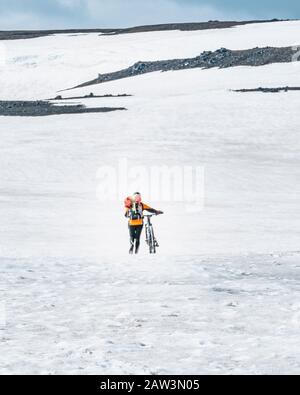 Radfahren Über Den Isländischen Gletscher Stockfoto